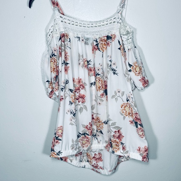 Women’s Torrid Floral Cold Shoulder Top - Picture 4 of 4